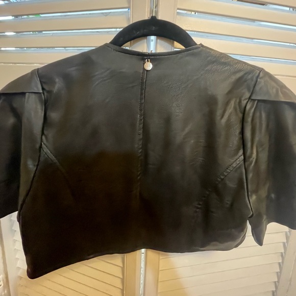 Beautiful cropped black Riñascimento
Black jacket. NWT.purchased from Dubai - Picture 2 of 5